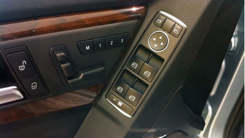 Illustration for article titled Who Cares If The New Maserati Quattroporte Has Chrysler Switches?